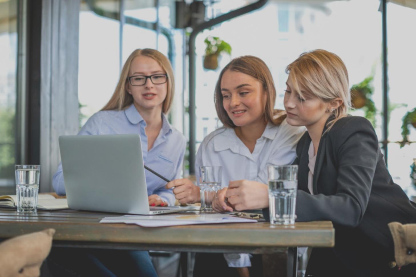 Equipo de expertos en análisis financiero trabajando con datos de rentabilidad
